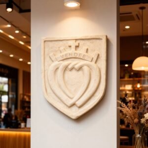 Ecusson Vendée en pierre ton vieilli accroché au mur à l'entrée d'un restaurant (Visuel non contractuel - Mise en situation générée à titre indicatif)