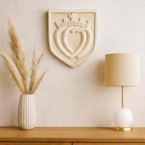 Grand blason Coeur Vendéen en pierre ton vieilli en intérieur (Visuel non contractuel - Mise en situation générée à titre indicatif)