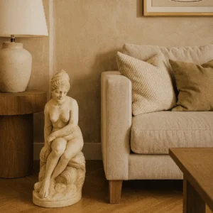 Statue romaine antique Vénus ton vieilli 60 cm - Elle est posée dans un salon au sol entre un canapé et une table d'appoint