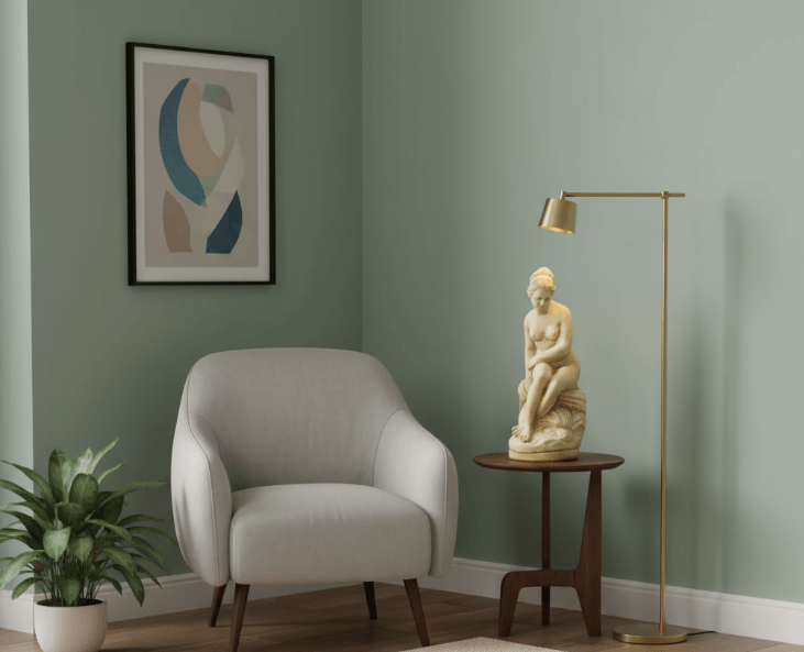 Statue romaine antique Vénus ton vieilli 60 cm - Elle est posée sur une table d'appoint et une lampe l'éclaire par le dessus pour la mettre en valeur