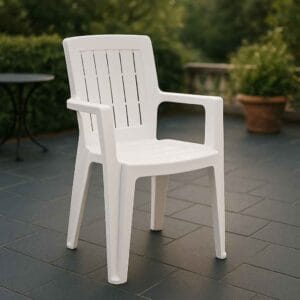 Chaise en plastique blanche empilable Venise monobloc prestige - Lot de 6 (Mise en situation générée par IA à titre indicatif - visuel non contractuel)