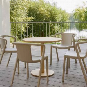 Fauteuil empilable Lisbonne Taupe - Lot de 2 (Mise en situation générée par IA à titre indicatif - visuel non contractuel)