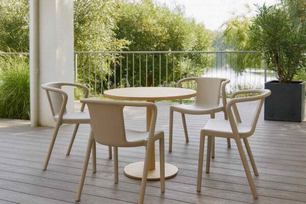 Fauteuil empilable Lisbonne Taupe - Lot de 2 (Mise en situation générée par IA à titre indicatif - visuel non contractuel)