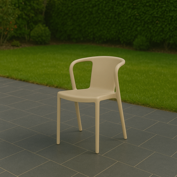 Fauteuil empilable Lisbonne Taupe - Lot de 2 (Mise en situation générée par IA à titre indicatif - visuel non contractuel)