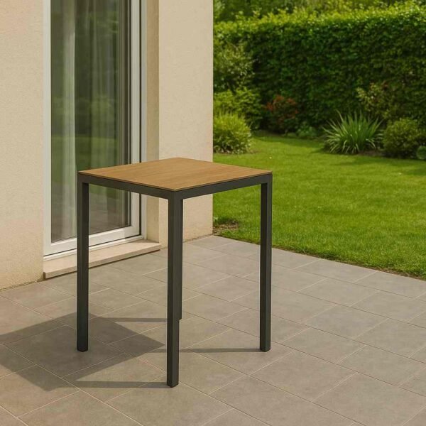Table 70x70 extérieur plateau imitation bois - Ibiza (Mise en situation générée par IA à titre indicatif - visuel non contractuel)