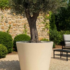Pot horticole 200 L béton pressé ton blanc (Mise en situation générée à titre indicatif - visuel non contractuel)