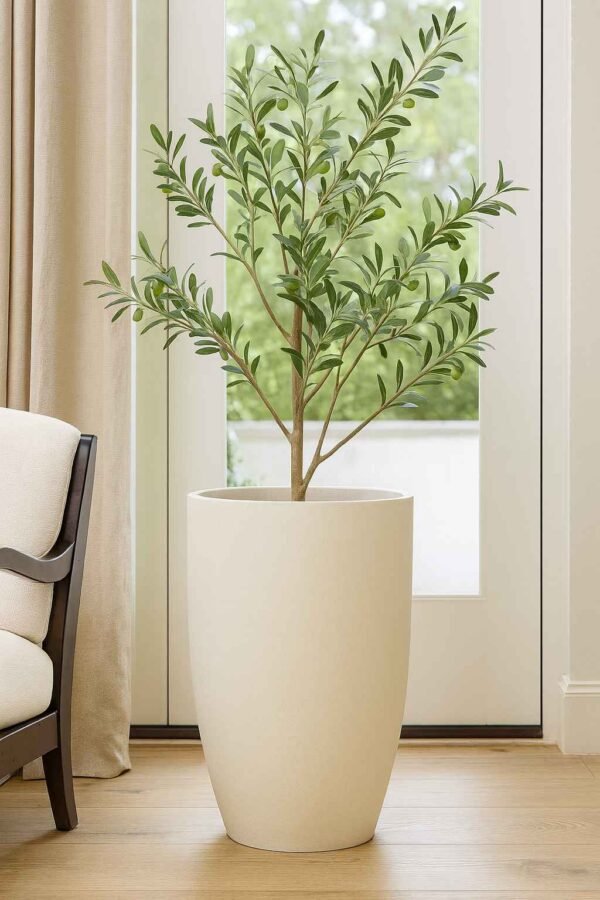 Vase haut intérieur béton pressé ton blanc Ø 40 cm (Mise en situation générée à titre indicatif - Visuel non contractuel)