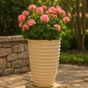 Vase moderne cannelé Nova Ø 36 cm ton blanc (Mise en situation générée à titre indicatif - visuel non contractuel)