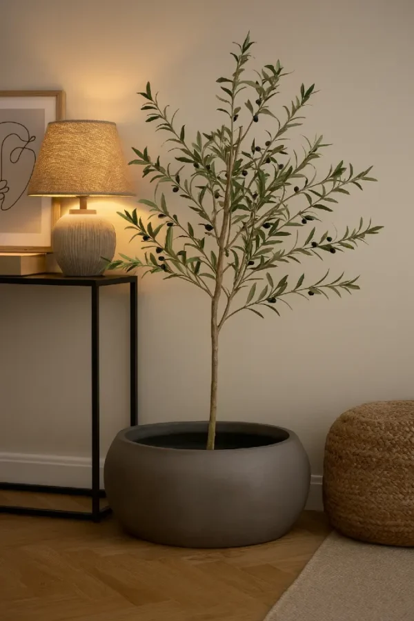 Vase rond plat Nova ton anthracite Ø 60 cm déco posé au sol et mis en avant par un lampe d'appoint