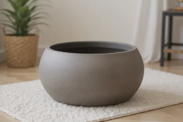 Vase rond plat Nova ton anthracite Ø 60 cm sur un tapis