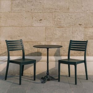 Chaise bistro anthracite - Lot de 2 - Olympia J0040A (Mise en situation générée par IA à titre indicatif - Visuel non contractuel)