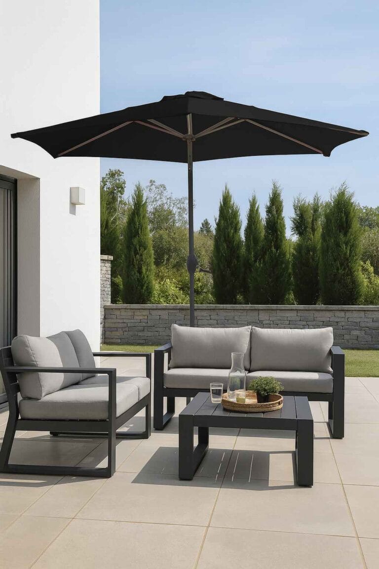 Grand parasol à manivelle inclinable Ø2.70M noir - Séville (Mise en situation générée à titre indicatif - Visuel non contractuel)