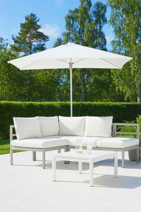 Parasol 2x2 M blanc haut de gamme - Sunset (Mise en situation générée à titre indicatif - Visuel non contractuel)