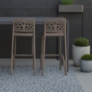 Tabouret taupe design haut 75 cm - Lot de 2 - Haka (Mise en situation générée par IA à titre indicatif - Visuel non contractuel) Ambiance contemporaine