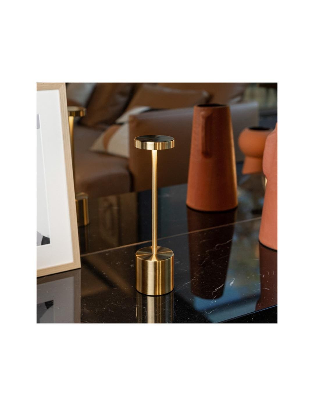Lampe de table sans fil GOLD posée sur une table, référence D0005.