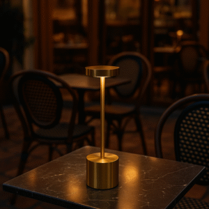 Lampe de table sans fil GOLD sur une table dans un café en extérieur, référence D0005