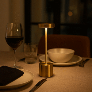 Lampe de table sans fil GOLD, ambiance soirée sur table élégante. Référence produit : D0005