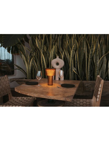 Lampe de table sans fil rechargeable D0106 sur une table de terrasse avec ambiance chaleureuse.