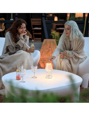 Deux personnes profitant de l'illumination douce de la lampe sans fil design Luxe Diamond sur une table extérieure, référence D0107