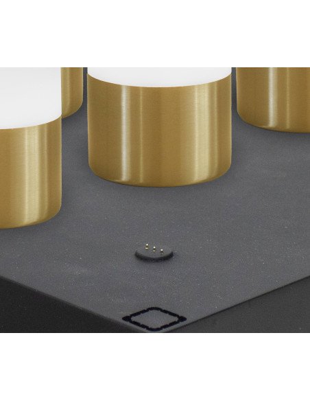 Détail de la base de recharge pour 9 lampes Maia, référence D0108-BASE, montrant le système de connexion magnétique.