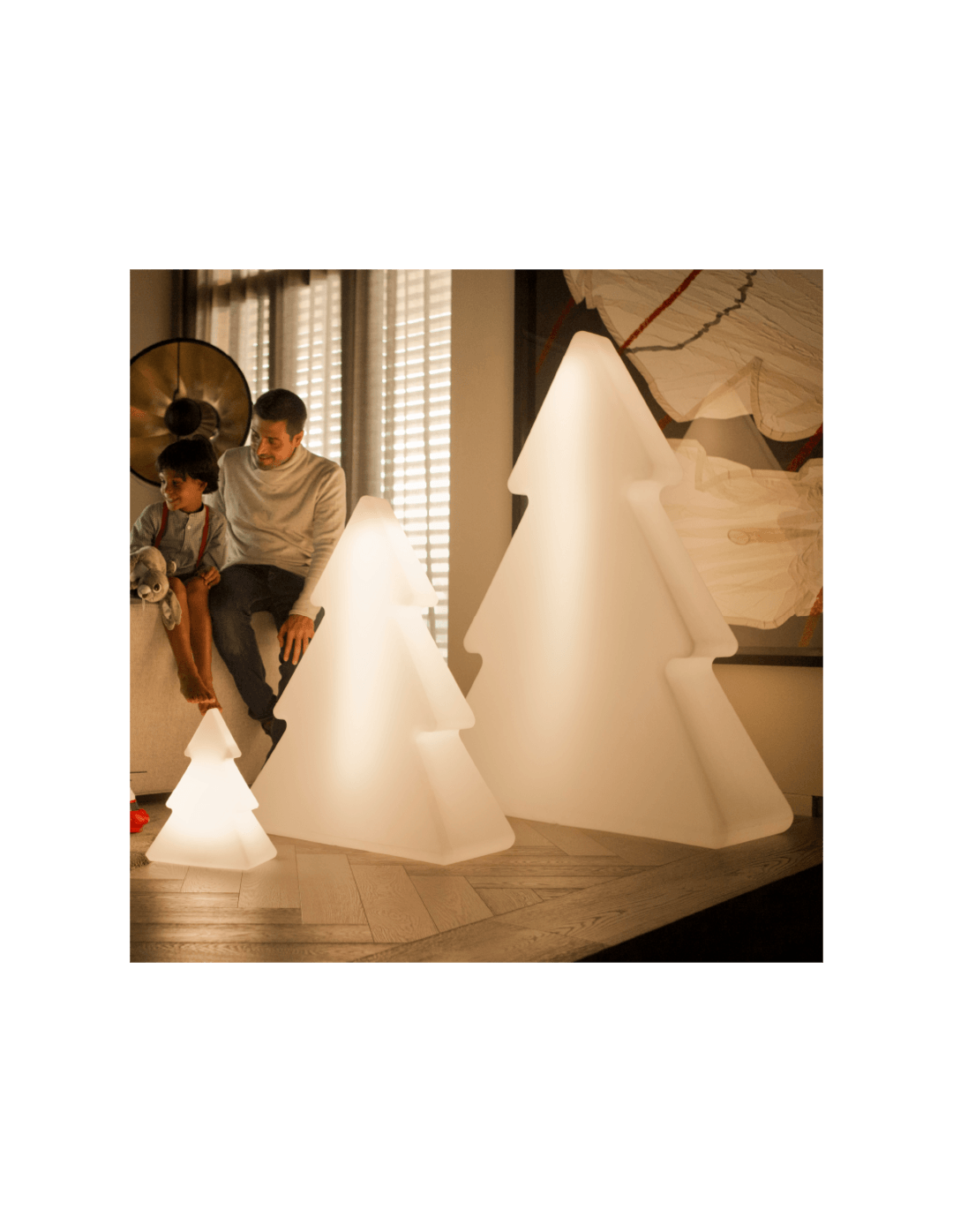 Sapin lumineux LED D0115-100B en intérieur avec lumière douce, illustration d'usage familial, non contractuelle
