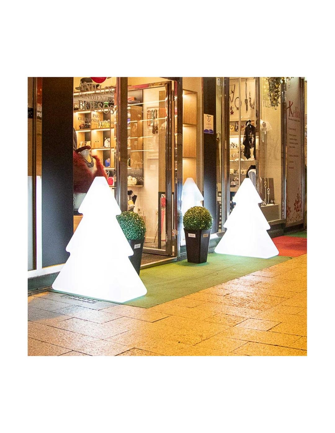 Sapin lumineux led D0115-100B exposé à l'extérieur d'une boutique comme décoration festive.