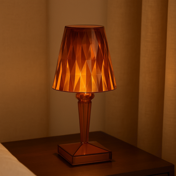 Lampe de table rechargeable sans fil Paloma orange D0120-O, image principale sur une table avec abat-jour facetté