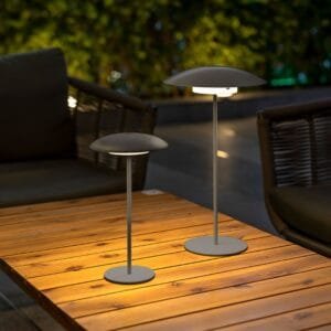 Lampe sans fil LED acier peint Sardaigne - Lot de 2 - Les lampes éclairent une table basse dans un salon de jardin pour prolonger la soirée