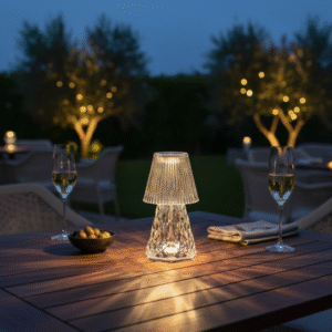 Lampe sans fil design LED Lux Diamond posée sur une table de restaurant