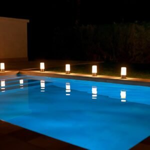 Lampe sans fil rechargeable LED Int-Ext Maia - Lot de 9 - Les lampes sont joliment disposées autour de la piscine créant une ambiance feutrée