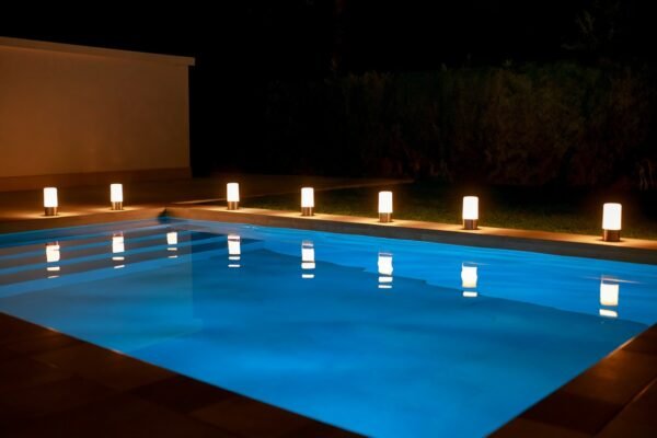 Lampe sans fil rechargeable LED Int-Ext Maia - Lot de 9 - Les lampes sont joliment disposées autour de la piscine créant une ambiance feutrée