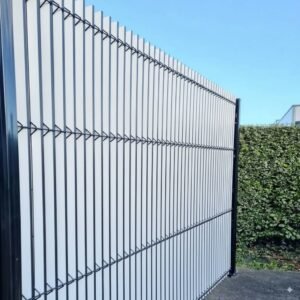 Occultant grillage rigide en V installé - Blanc