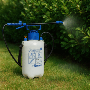 Image principale du pulvérisateur à pression préalable Pulpro4 référence PRP039P en utilisation dans un jardin