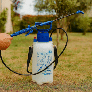 Image principale du pulvérisateur à pression préalable Pulpro4 montrant le produit en action dans un jardin, référence PRP039P