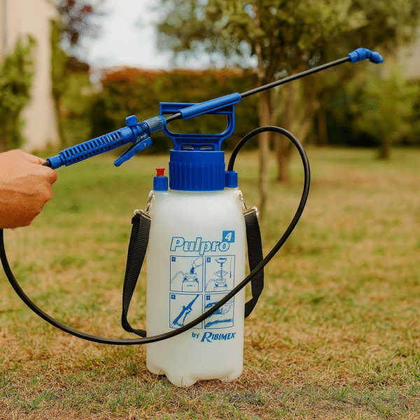 Image principale du pulvérisateur à pression préalable Pulpro4 montrant le produit en action dans un jardin, référence PRP039P