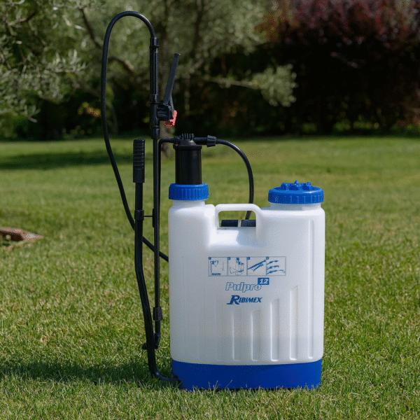 Pulvérisateur à dos Pulpro 12 contenance 13,5 litres RIBIMEX PRP119D en utilisation dans un jardin