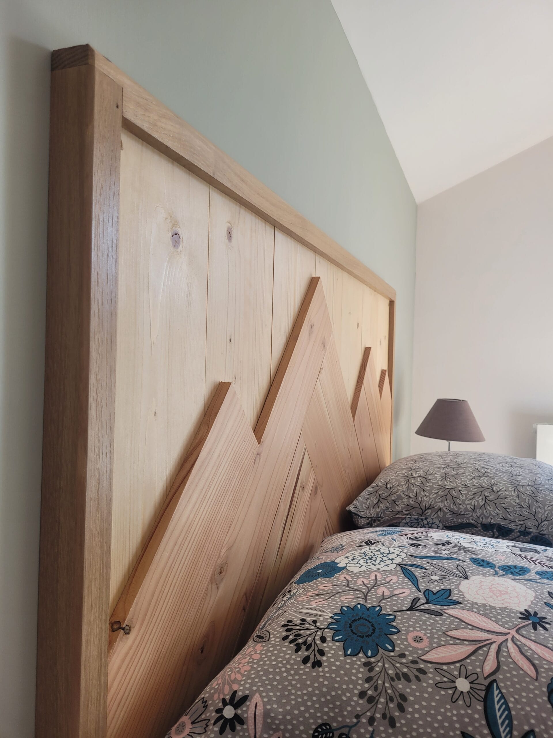 Tête de lit bois massif décor Aravis - Lrg 90 à 180 cm x Ep. 6 x Ht 125 cm 8 Tête de lit bois massif décor Aravis ARVS vue en angle.