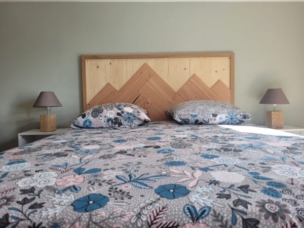 Image principale de la tête de lit bois massif décor Aravis ARVS, mise en situation dans une chambre.