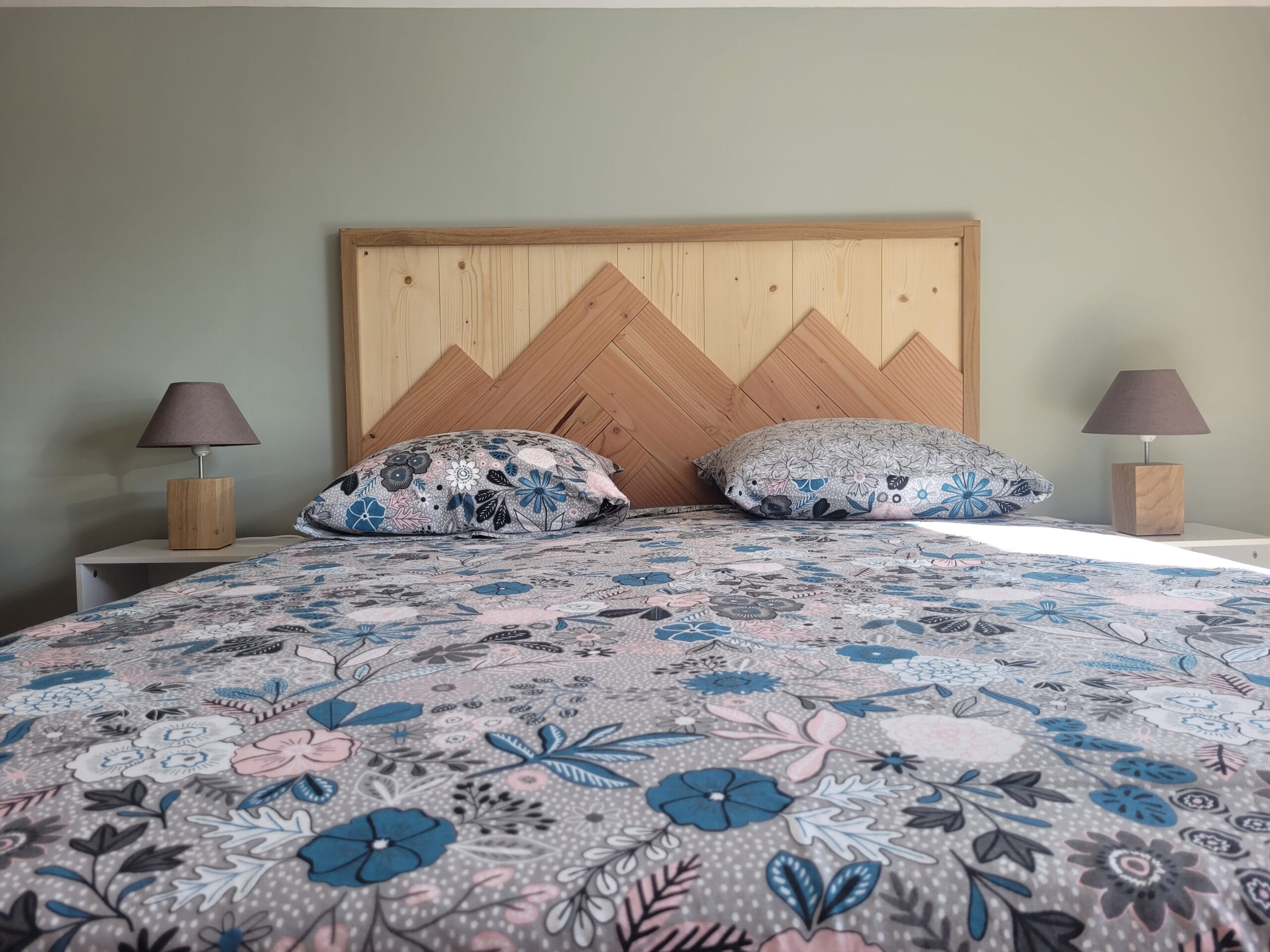Tête de lit bois massif décor Aravis - Lrg 90 à 180 cm x Ep. 6 x Ht 125 cm 11 Image principale de la tête de lit bois massif décor Aravis ARVS, mise en situation dans une chambre.
