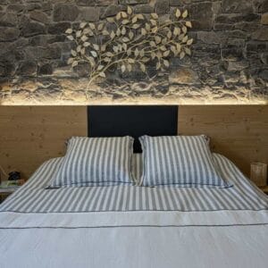 Tête de lit en chêne massif BCL, image principale, design bicolore avec éclairage LED