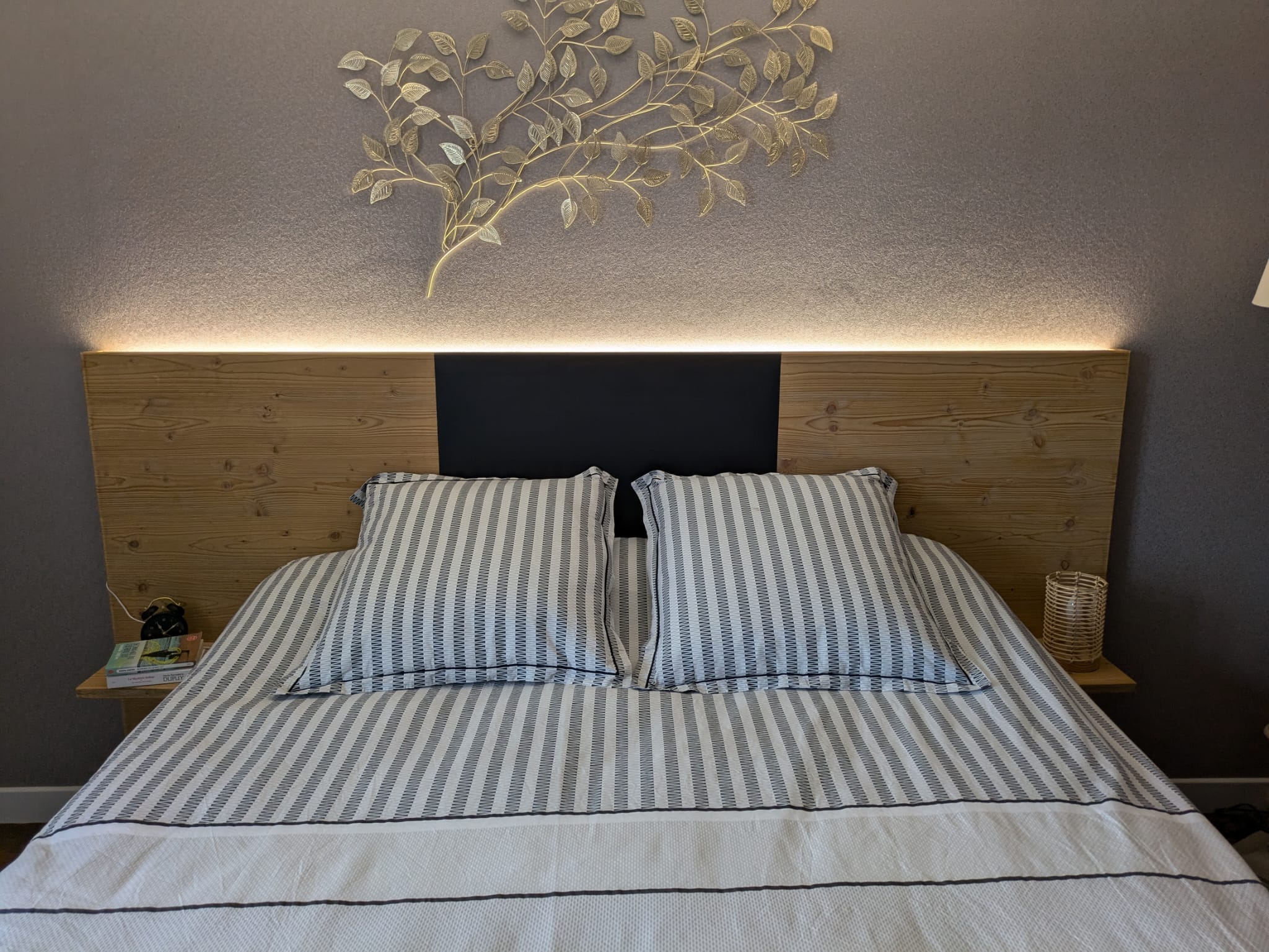 Tête de lit en chêne massif et épicéa Bicolore - Lrg 90 à 180 cm x Ep. 6 x Ht 125 cm 8 Tête de lit en chêne massif et épicéa bicolore avec éclairage LED intégré, BCL