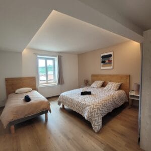 Tête de lit planche de bois Dolomites - Image principale montrant une chambre avec deux lits équipés de têtes de lit en bois massif, référence DLMT.