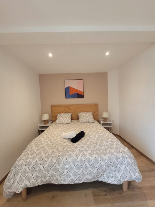 Tête de lit planche de bois Dolomites dans une chambre décorée sobrement