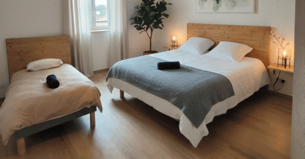 Vue principale de la tête de lit planche de bois Dolomites DLMT installée dans une chambre, mettant en valeur son design élégant et naturel.