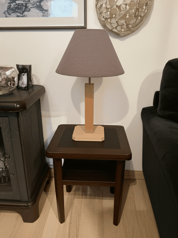 Lampe de chevet bois massif en chêne Finette MTR-FNT sur une table