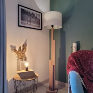 Lampadaire design en bois chêne massif Tower MTR-GTWR -0, image principale montrant le lampadaire installé dans un intérieur moderne.