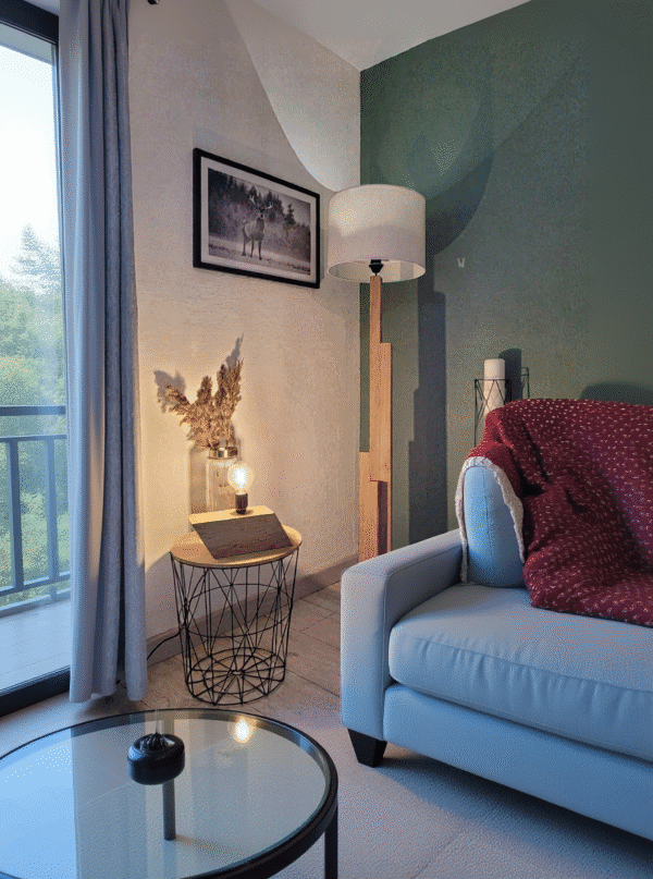 Mise en situation du Lampadaire design en bois chêne massif Tower dans un salon moderne, visuel à titre indicatif, illustration générée non contractuelle