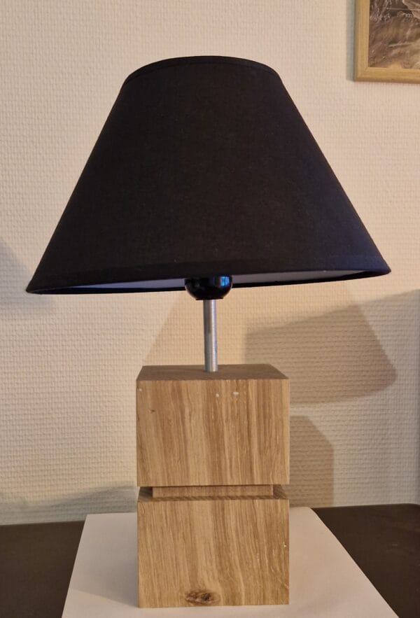 Lampe de chevet artisanale en chêne massif Kube MTR-KBE, vue principale sans abat-jour ni ampoule.