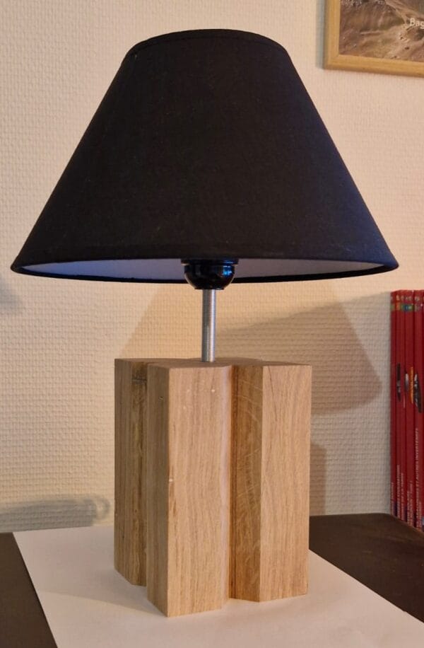 Lampe de chevet bois chêne massif Origine, image principale, avec abat-jour noir, référence MTR-ORG