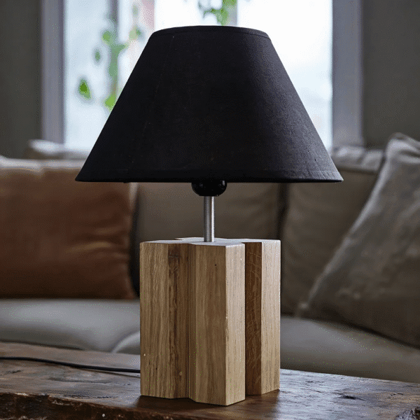 Lampe de chevet bois chêne massif Origine MTR-ORG en situation dans un salon.